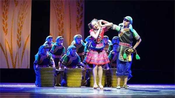 實(shí)驗(yàn)性彝族舞劇《馬纓花·紅》在彝州大劇院展演